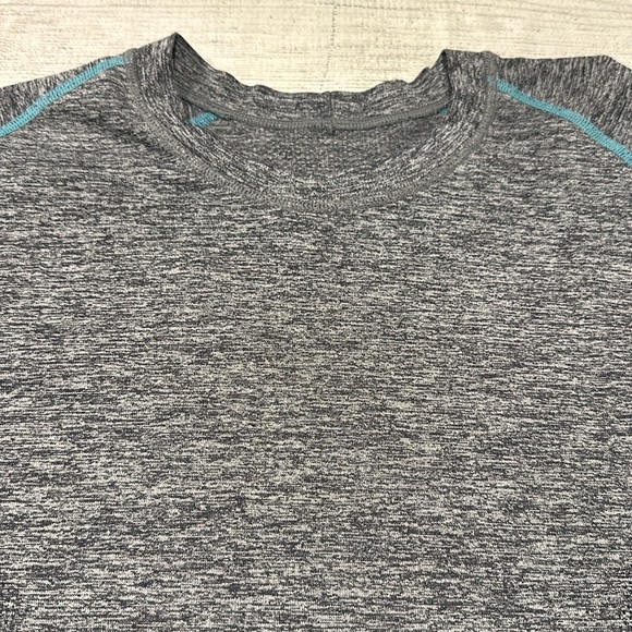 🍋Mens original Vent Tech tee with 3 bar sizing PTP approx 19”🍋 - Picture 2 of 13